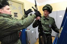 Солдаты-срочники жалуются правозащитникам, что их переводят на контракты с отправкой под Ростов